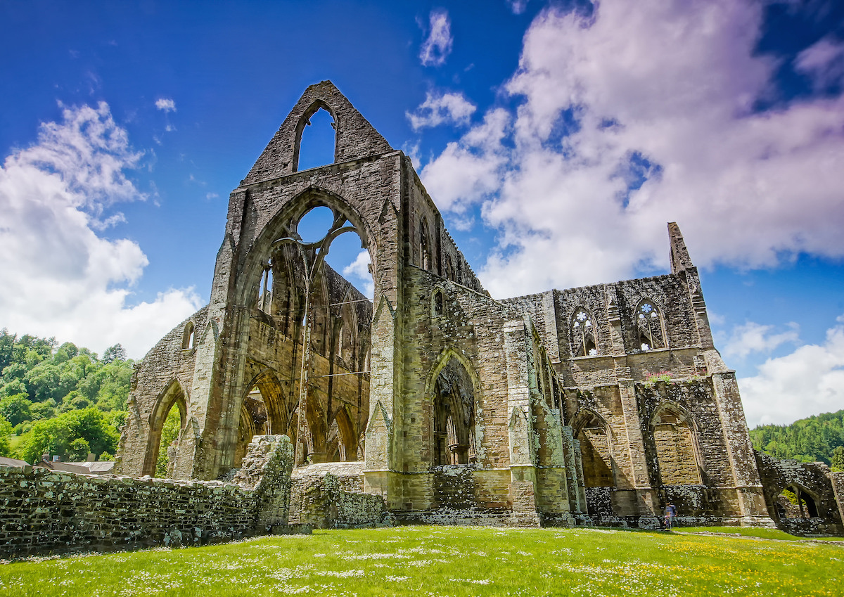 a few lines composed above tintern abbey