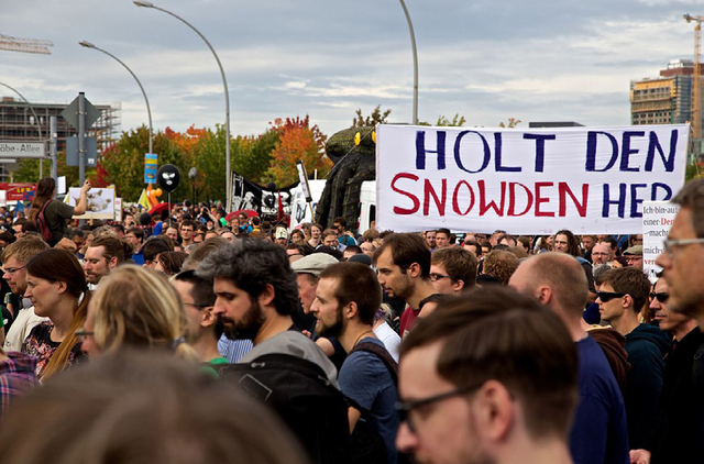 THE CONTROVERSIAL CASE OF EDWARD SNOWDEN LED TO PROTESTS BOTH CONDEMNING AND SUPPORTING HIS ACTIONS