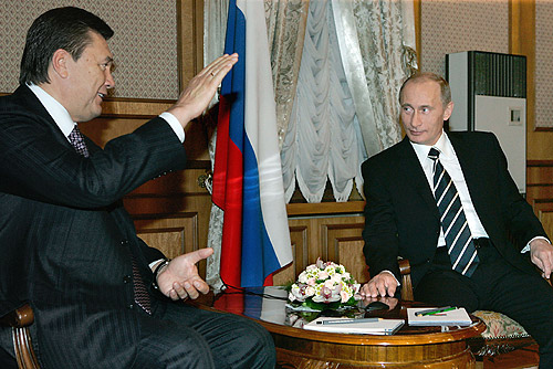 Viktor Yanukovych meets with Russian President Validimir Putin .
